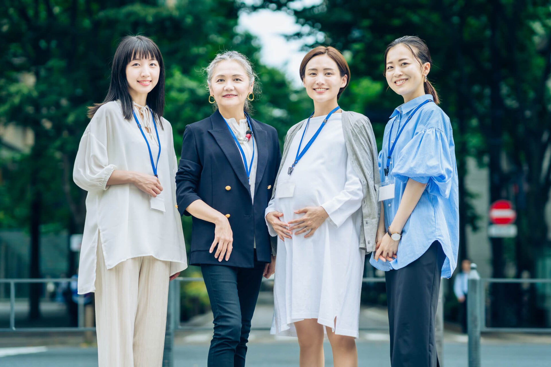 様々な年代の女性グループ