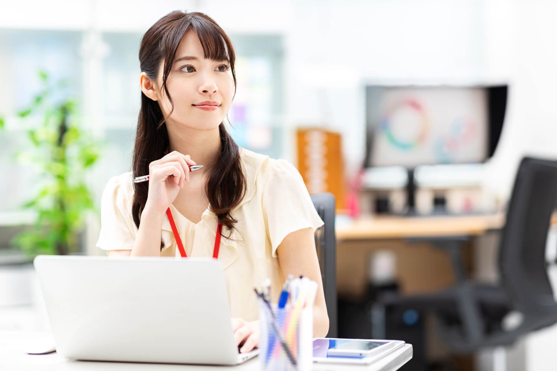 PCで仕事をする女性